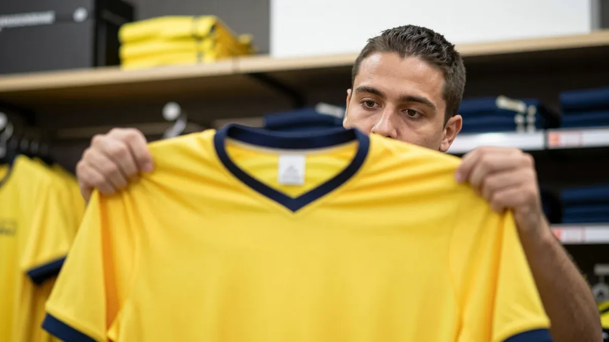 Le Mans FC a rappelé son troisième maillot à cause du décollement des logos des partenaires, un problème signalé par LMTV...